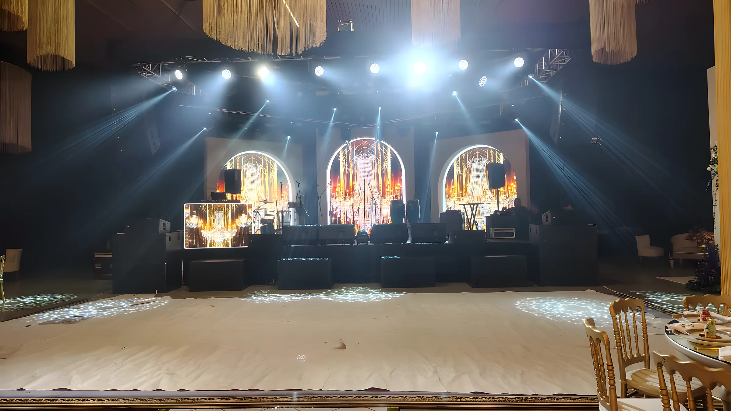Salón de boda con haces de luz sobre la pista