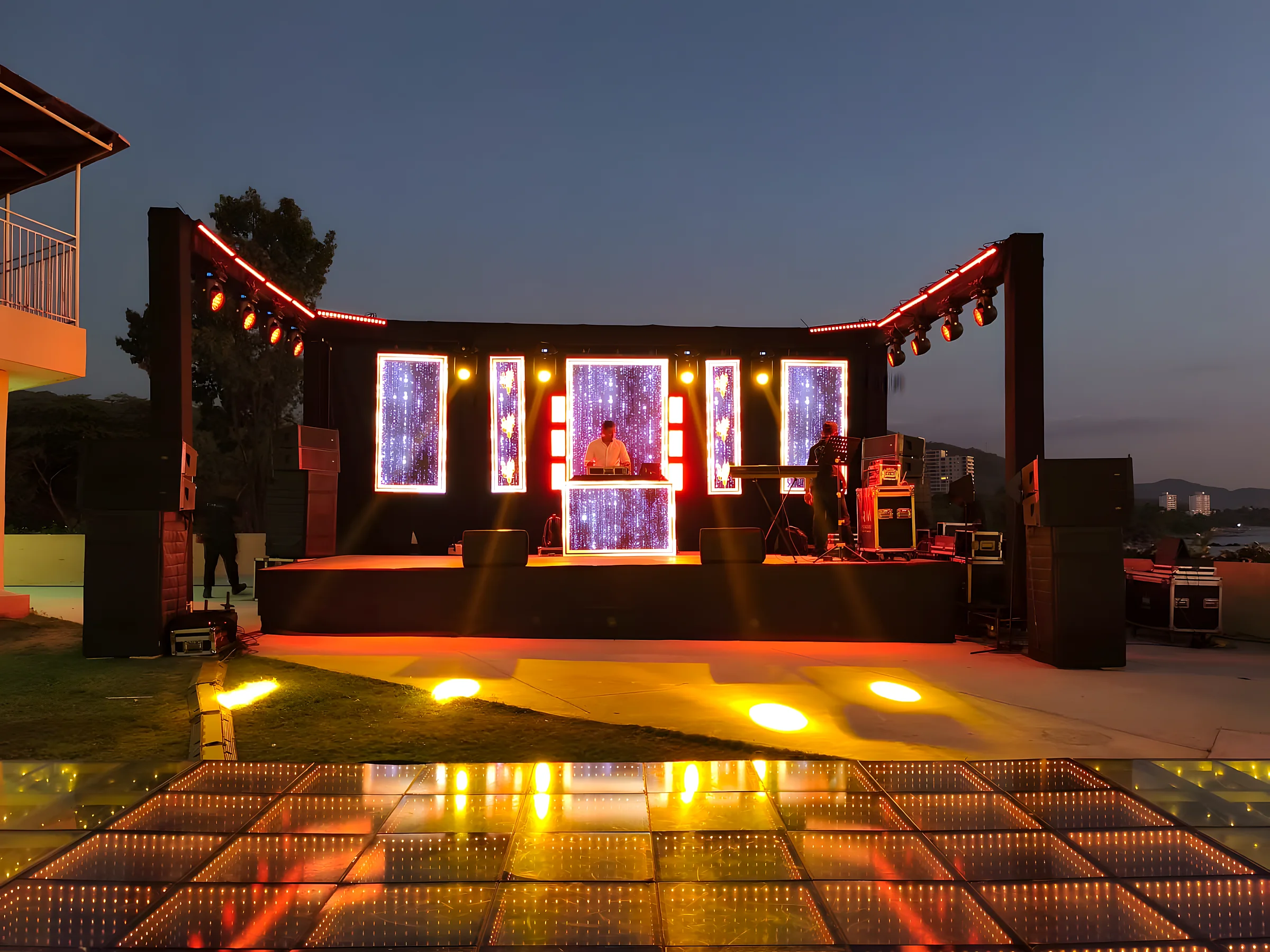 Tarima exterior con pantallas LED y pista al atardecer