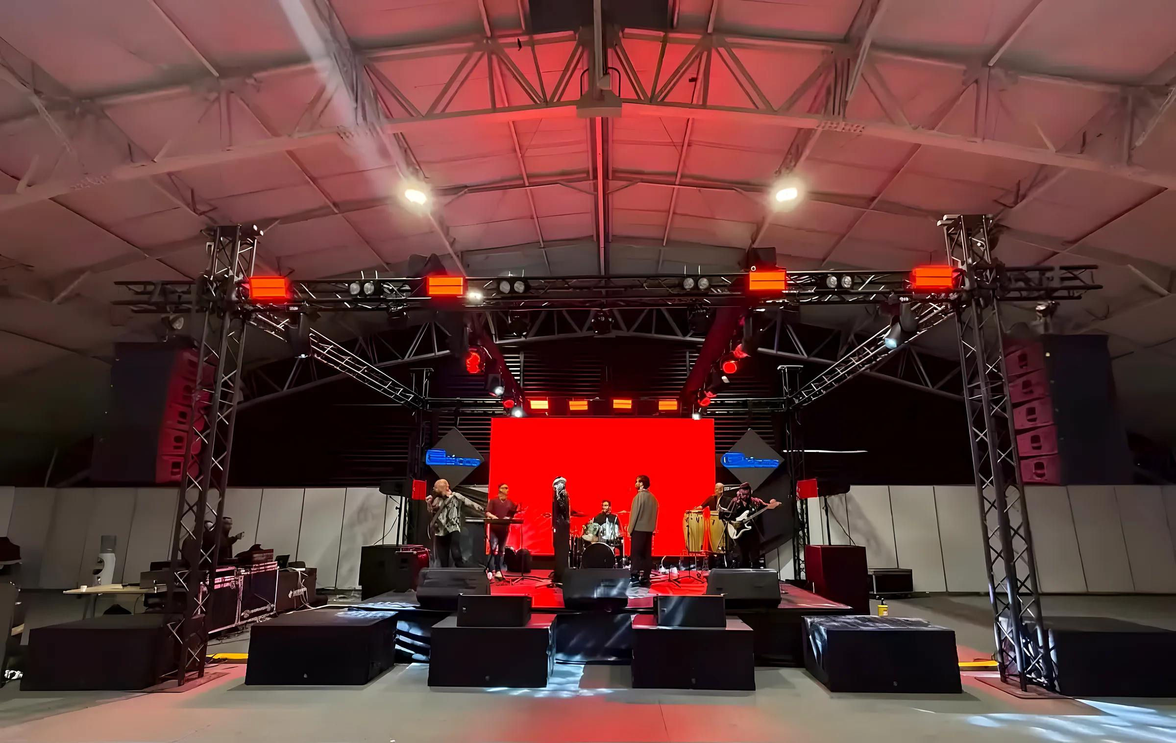 Tarima de concierto con truss, pantalla y sistema de sonido