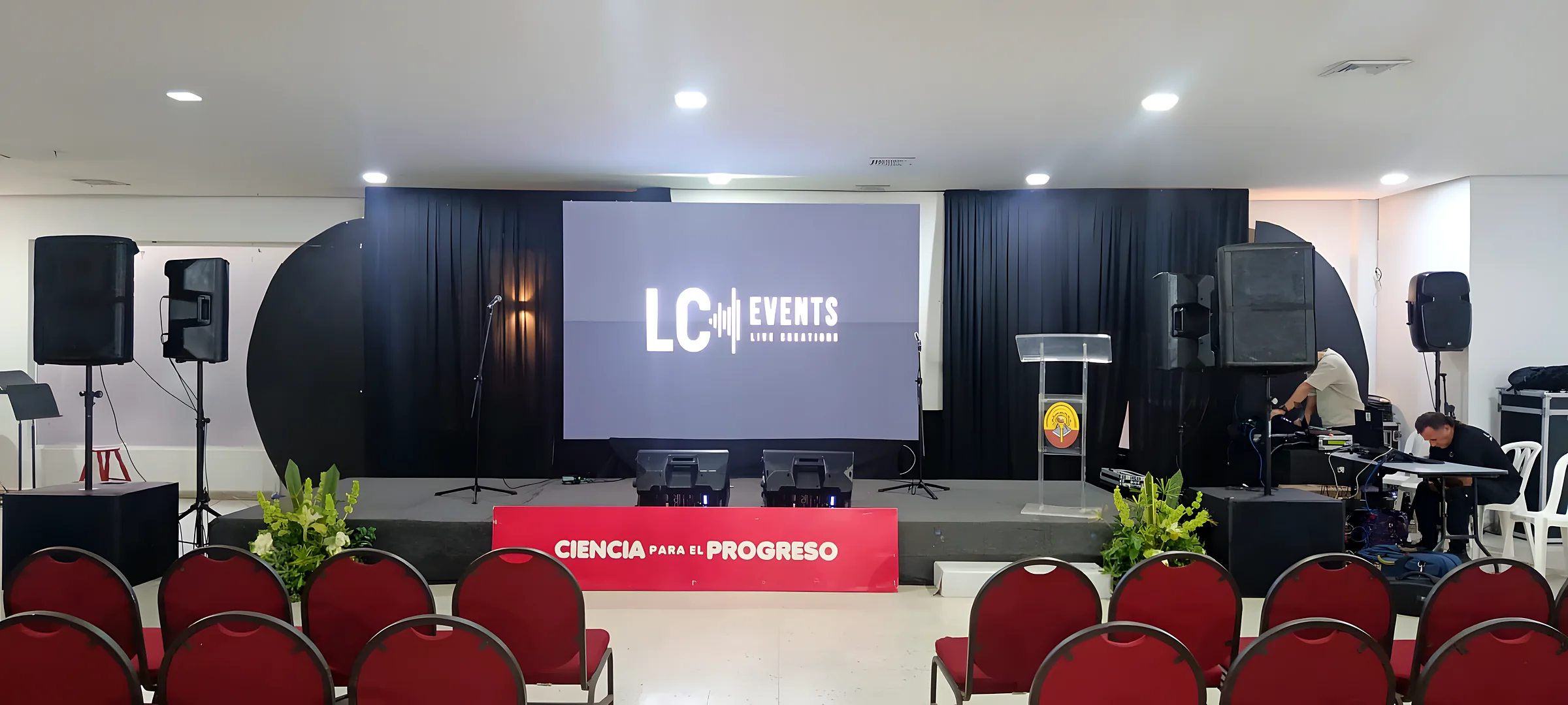 Auditorio con pantalla, sonido y tarima
